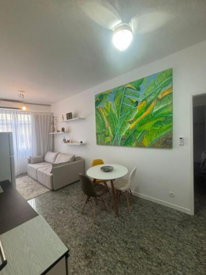 Apartamento 2 quartos, 1 quadra da praia, ar condicionado